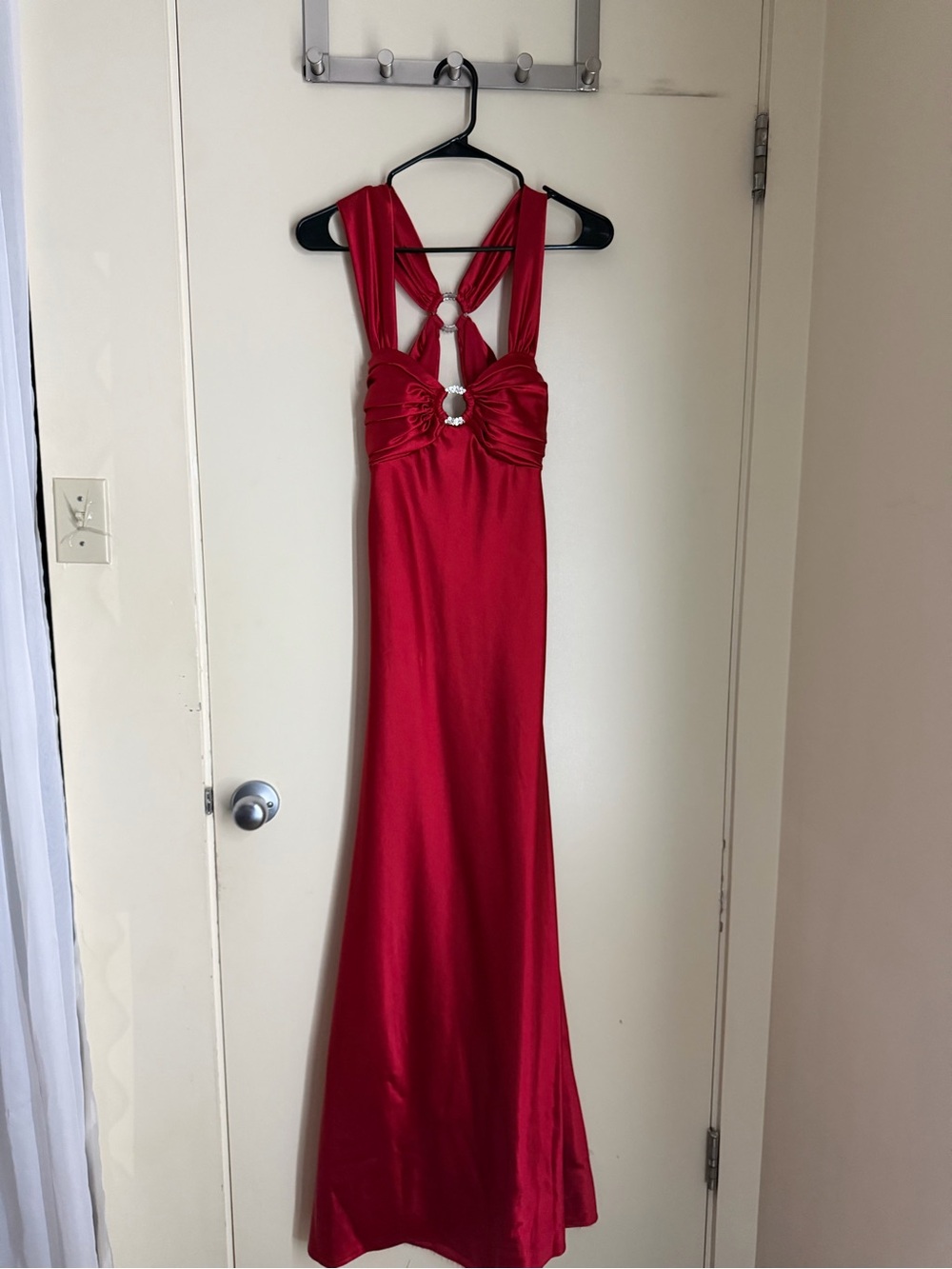 Elegant Red Evening Gown with Decorative Ring Detail